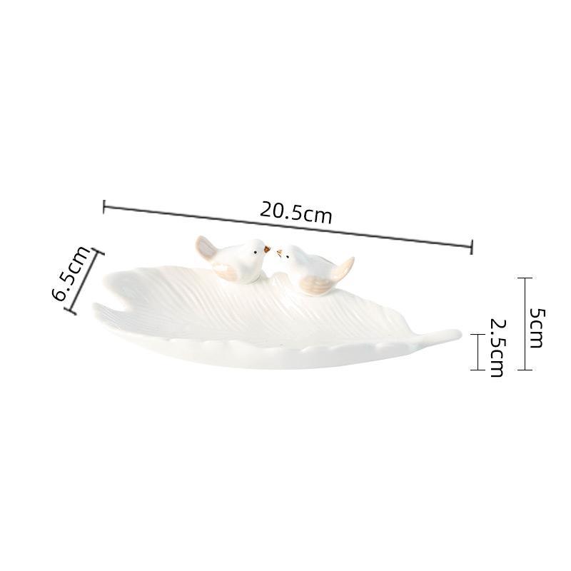 Measurement chart of a decorative item with dimensions labeled on a white background